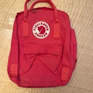 Fjallraven Kånken Bright Pink Backpack